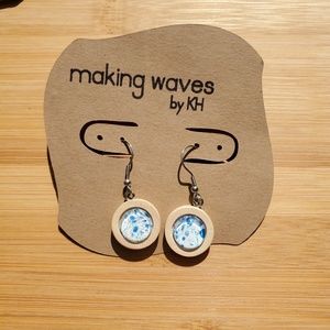 Dangle wood & cabochon earring